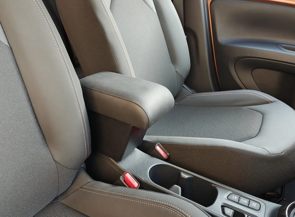 WOOD COMPANY Bracciolo Compatibile con TOYOTA AYGO X (versione 2026) in Ecopelle Nera con ampio portaoggetti e cuscino regolabile in lunghezza