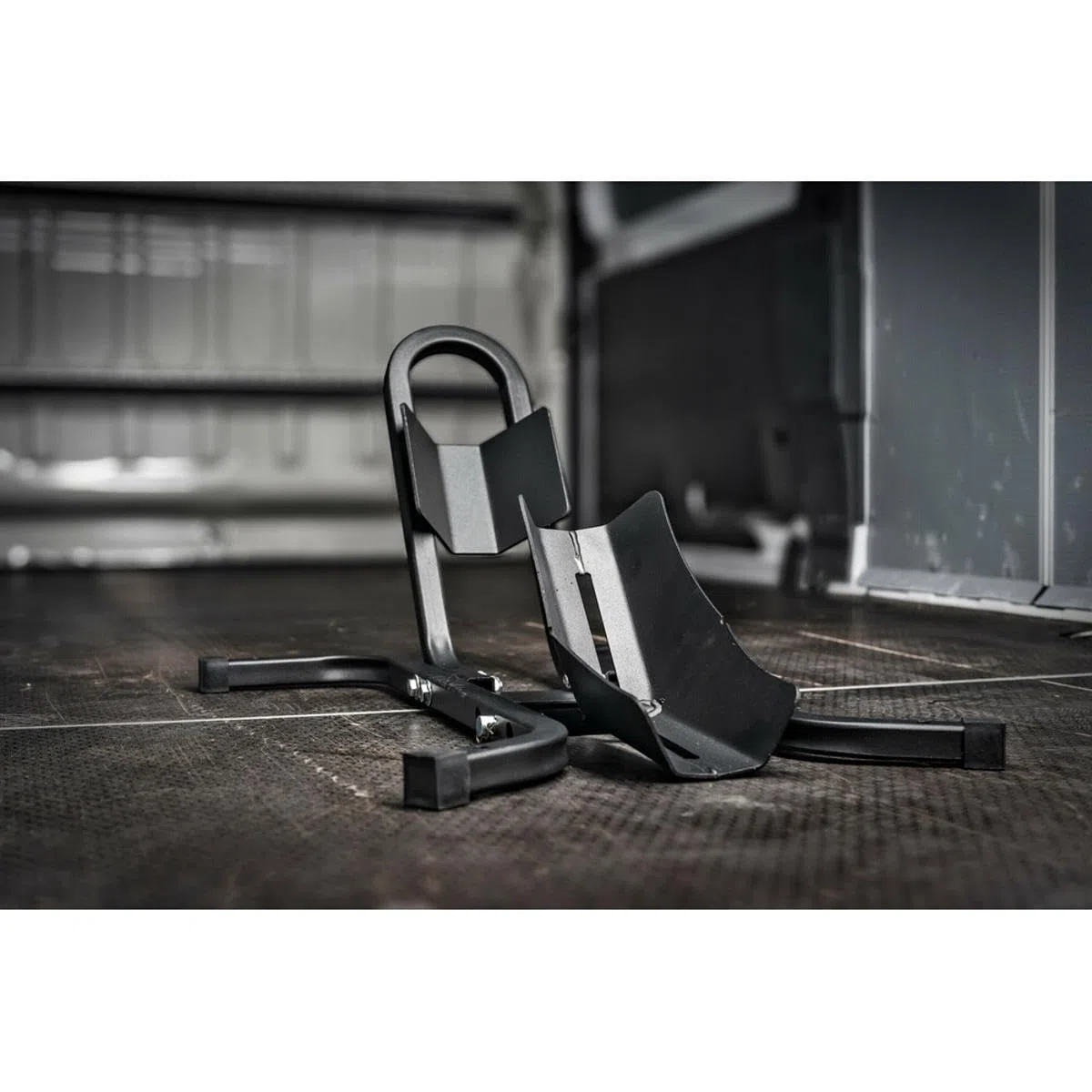 Lampa 91705 Stand Lock, Cavalletto blocca ruota moto per ruota anteriore da 15 a 21 pollici per garage, officina, trasporto in furgone