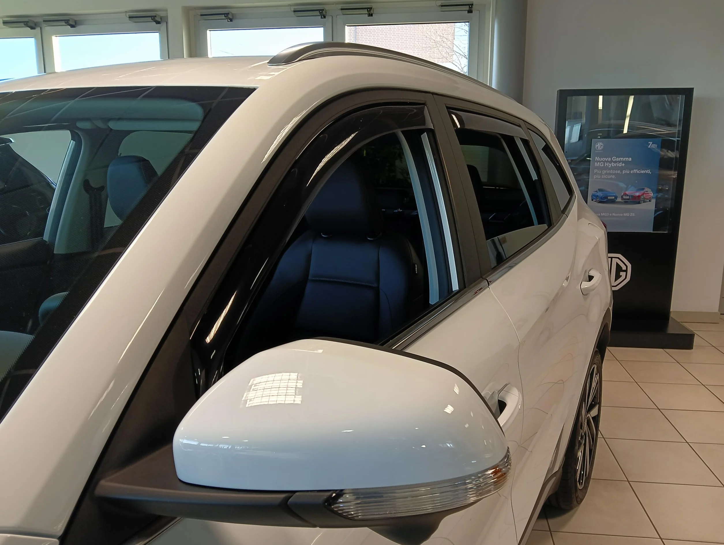 Deflettori compatibili MG ZS | 2025 in poi - Vetro acrilico resistente - Derivabrisas anteriore e posteriore fumé per finestrini - Installazione interna - 4 unità