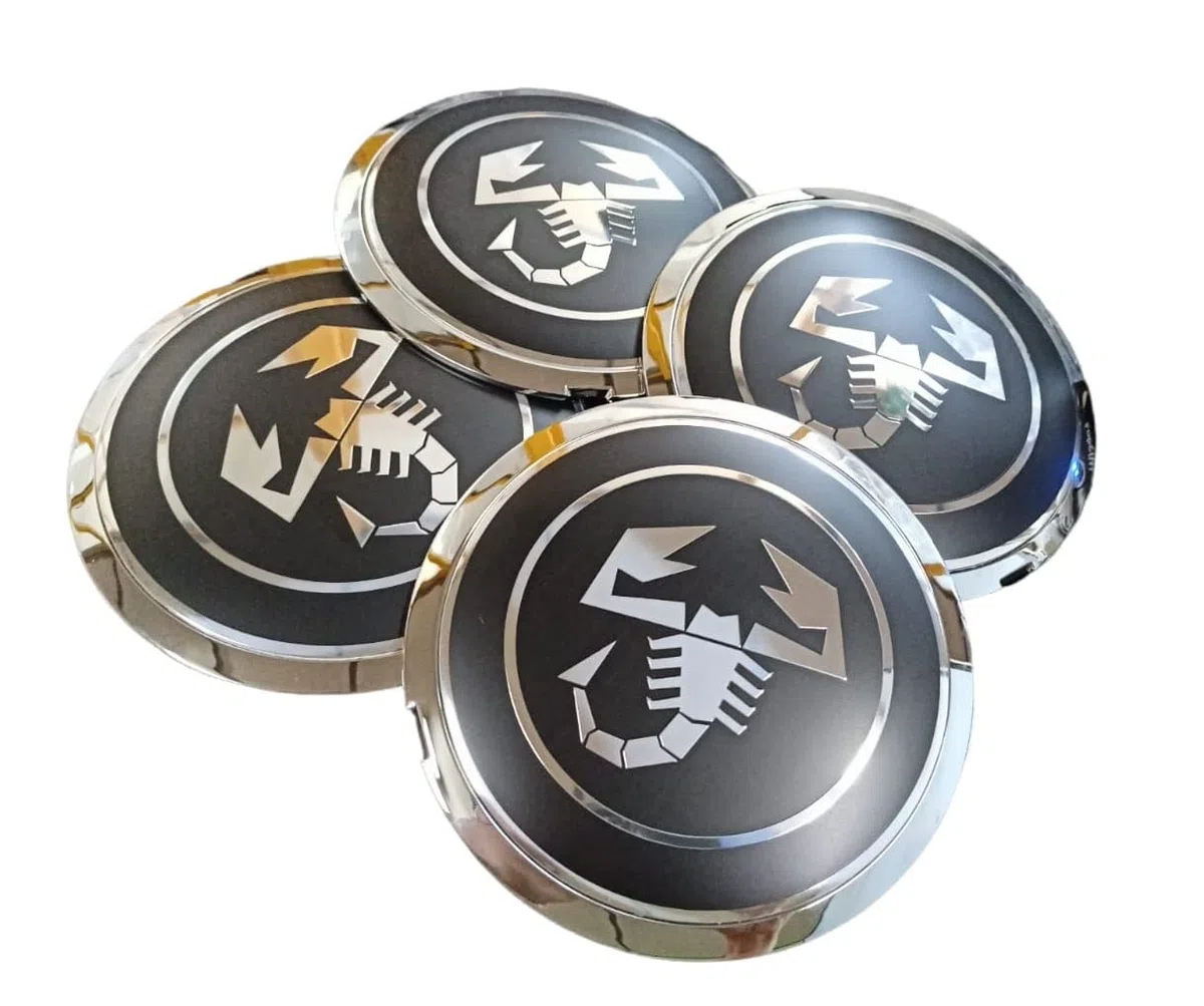 Set 4 Tappi Coprimozzo Copri Mozzo Scorpione Compatibile per Abarth Fiat 500 595 695 Coppa Coppone Borchie Compatibili per Cerchi in Lega Originali Fiat, Argento,Rosso, 135 mm