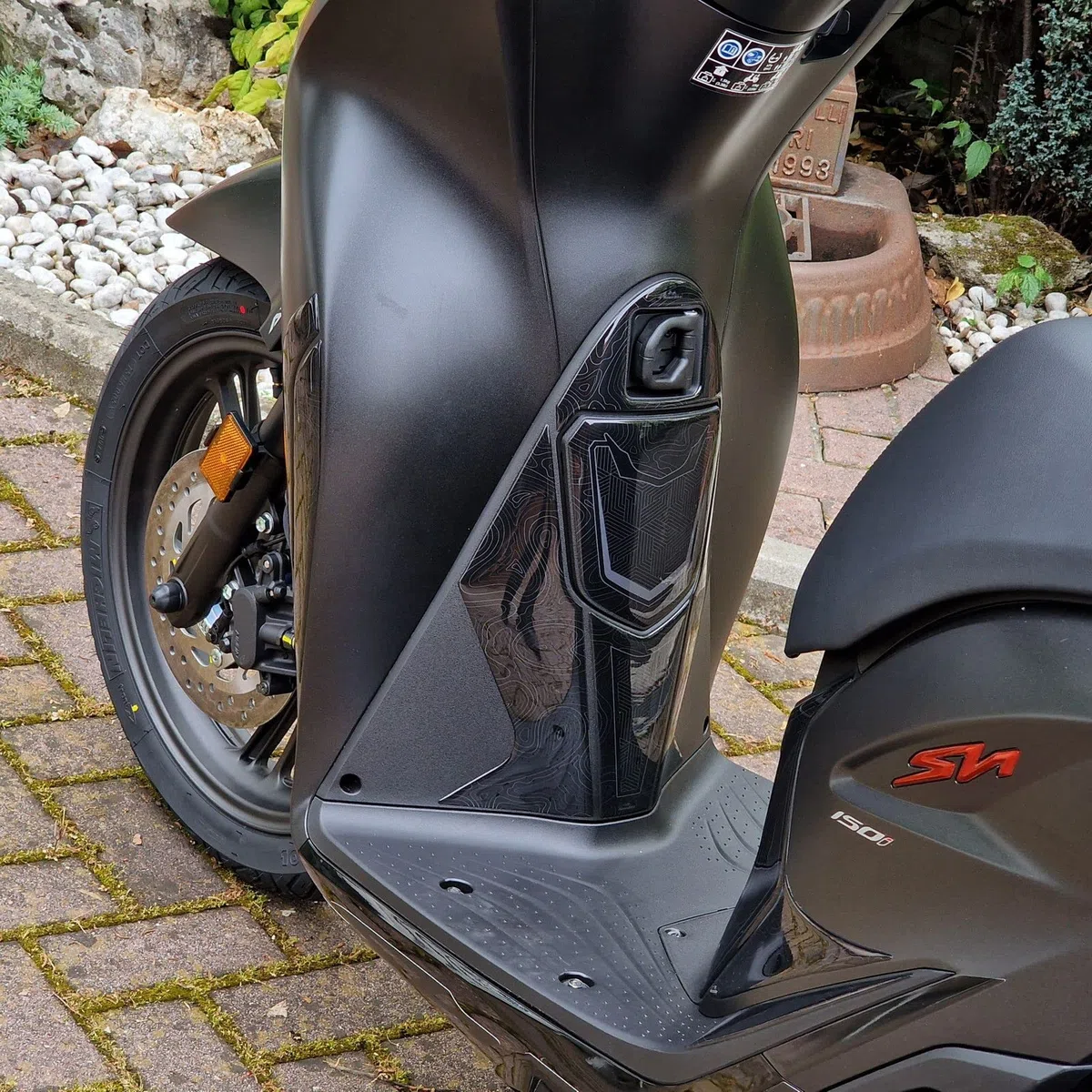 Resin Bike Kit Adesivi Moto Compatibile con Honda SH 125 SH 150 2020-2026. Protezioni Grip Moto Serbatoio Completa da Urti e Graffi. Adesivi Resinati con Effetto 3D Made in Italy