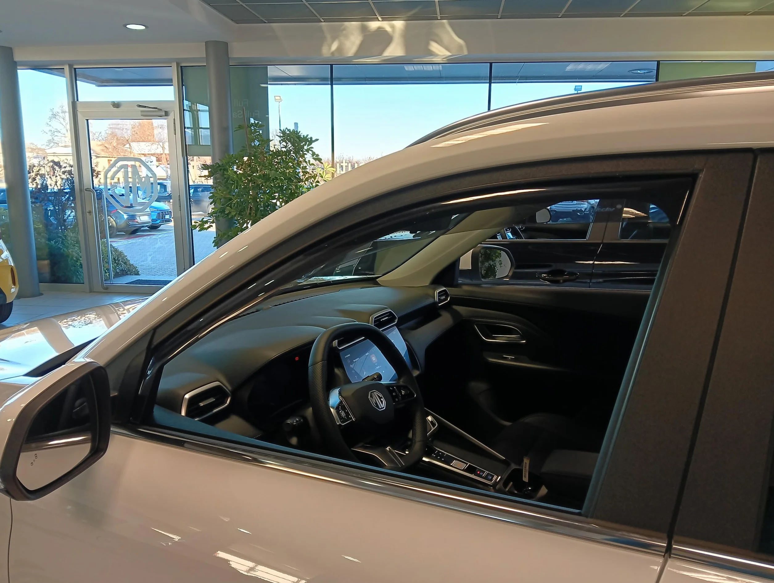 Deflettori compatibili MG ZS | 2025 in poi - Vetro acrilico resistente - Derivabrisas anteriore e posteriore fumé per finestrini - Installazione interna - 4 unità