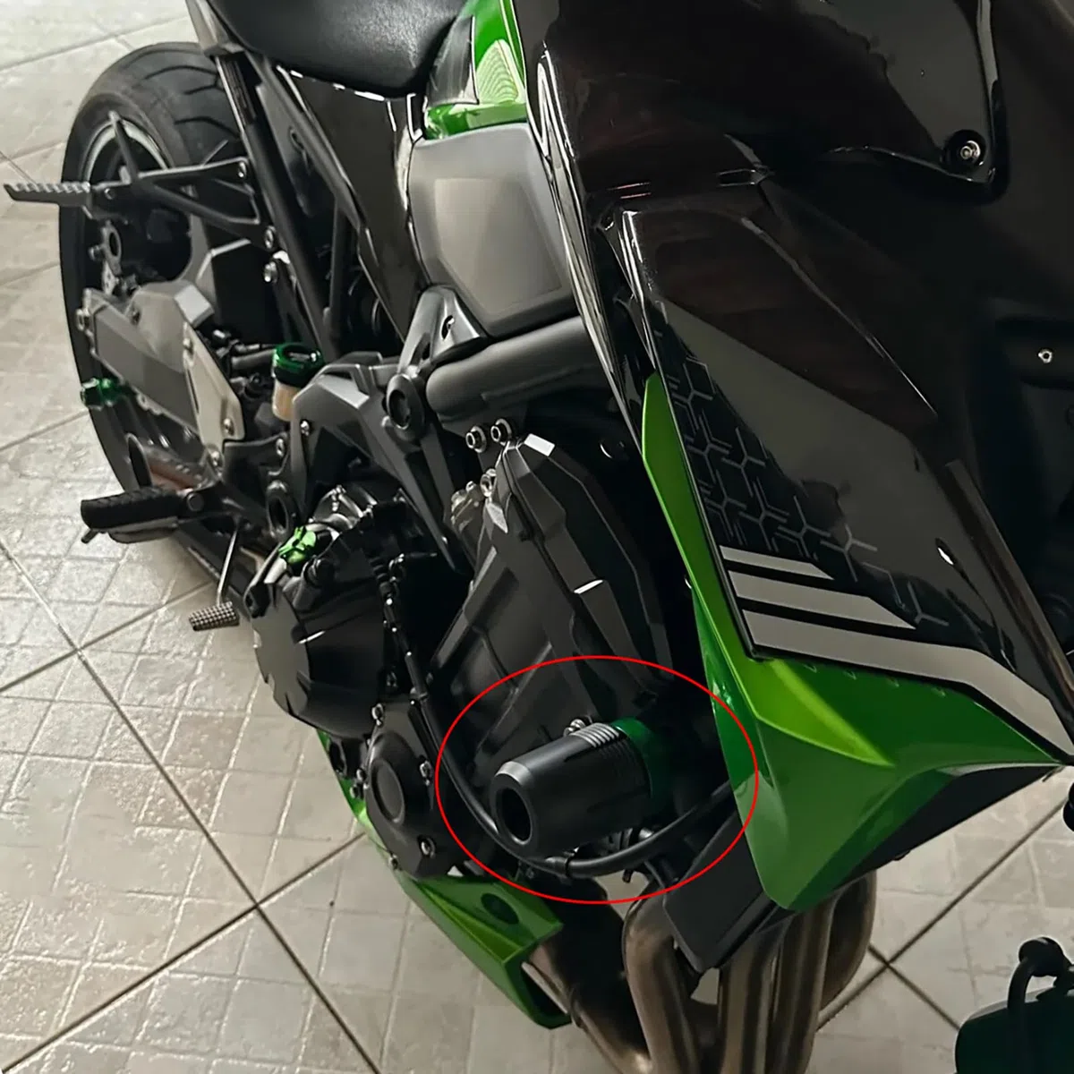 MOWOK Moto Accessori per Kawasaki Z900 2017-2024 2025 Tamponi Paratelaio Protezioni del Anticaduta Crash Protector Pad Caduta Protezione del Telaio in Alluminio Z 900 RS SE z900rs z900se (Nero)